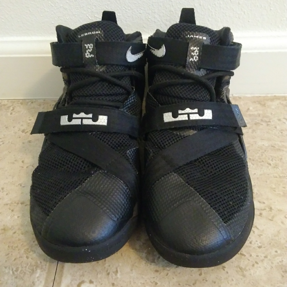 Nike Lebron Soldier 9 Sneakers
